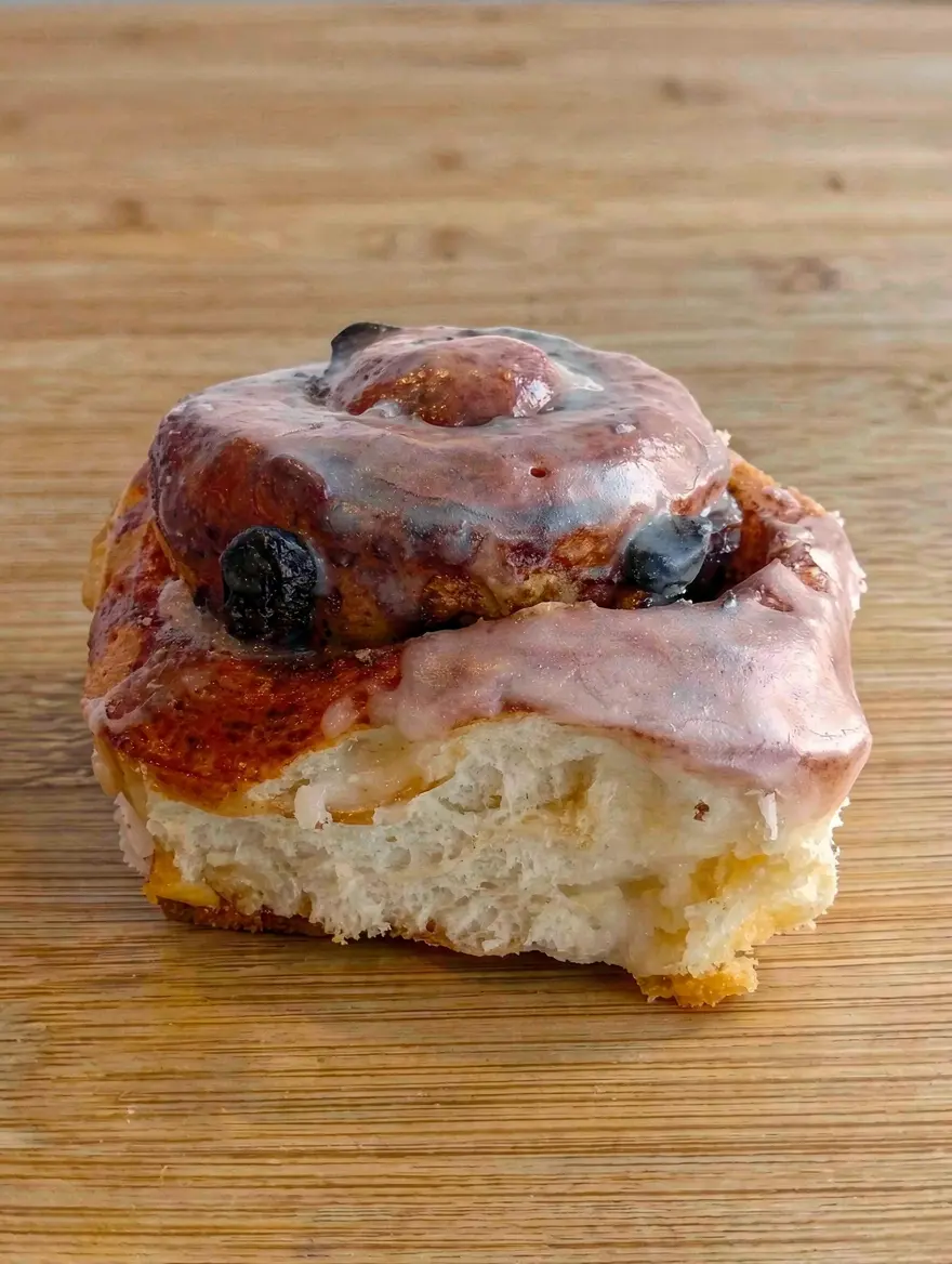 cinnamon roll canela, pasas y ron