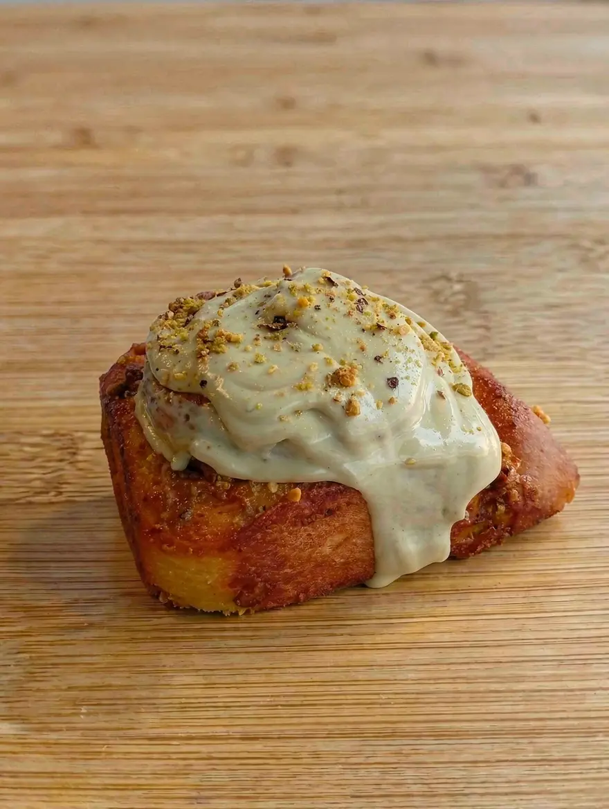 cinnamon roll de pistacho